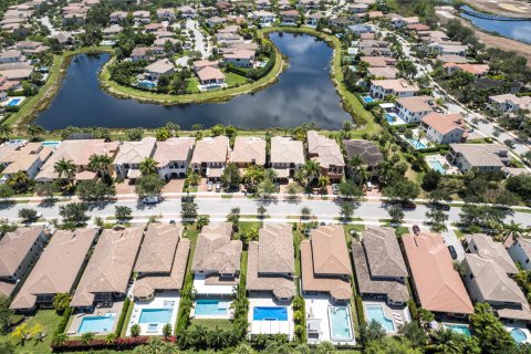 House in Parkland, Florida 5 bedrooms, 322.28 sq.m. № 1171369 - photo 1