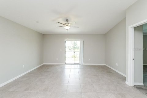 Villa ou maison à louer à Zephyrhills, Floride: 4 chambres, 212.37 m2 № 1350004 - photo 3