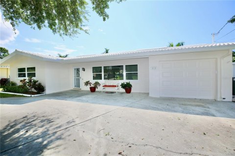 House in Largo, Florida 2 bedrooms, 123 sq.m. № 1343983 - photo 2