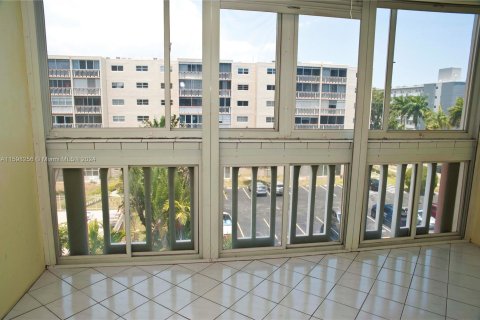 Condominio en venta en Hallandale Beach, Florida, 1 dormitorio, 67.82 m2 № 1207053 - foto 22
