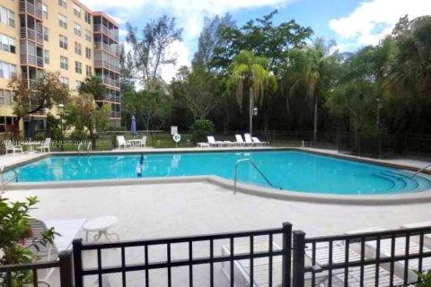 Condo in North Miami Beach, Florida, 2 bedrooms  № 1240539 - photo 2