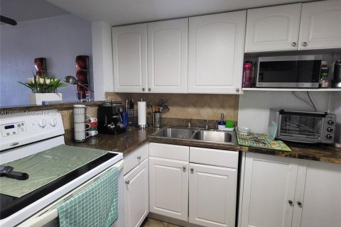 Condo in Aventura, Florida, 1 bedroom  № 1240542 - photo 7