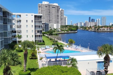 Copropriété à vendre à Aventura, Floride: 1 chambre, 71.35 m2 № 1240542 - photo 1