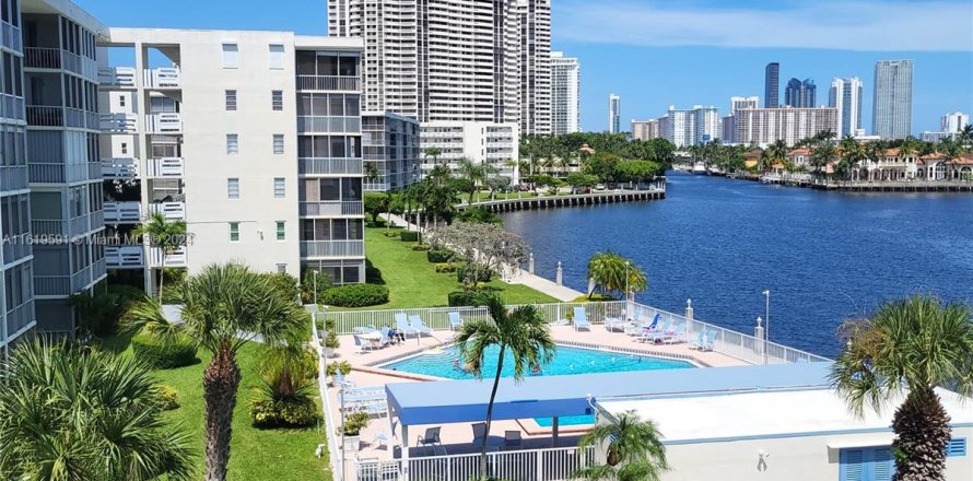 Condominio en Aventura, Florida, 1 dormitorio  № 1240542