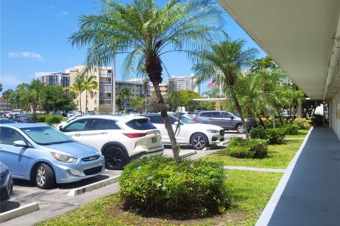 Condo in Aventura, Florida, 1 bedroom  № 1240542 - photo 10