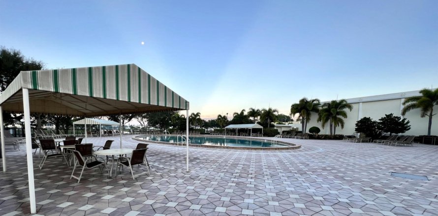 Condominio en West Palm Beach, Florida, 1 dormitorio  № 1223175