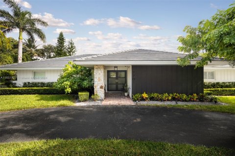 Villa ou maison à vendre à Palmetto Bay, Floride: 4 chambres, 196.12 m2 № 1348097 - photo 1