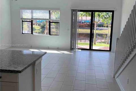 Townhouse in Pembroke Pines, Florida 3 bedrooms, 183.48 sq.m. № 1348139 - photo 2