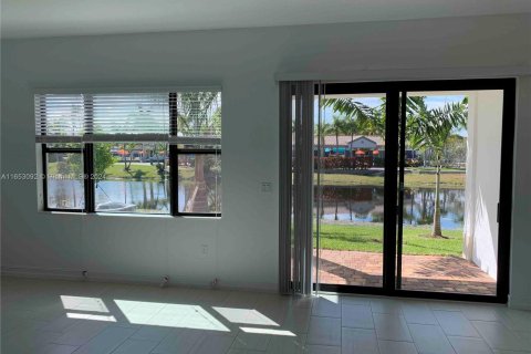 Adosado en alquiler en Pembroke Pines, Florida, 3 dormitorios, 183.48 m2 № 1348139 - foto 8