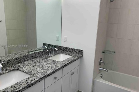 Adosado en alquiler en Pembroke Pines, Florida, 3 dormitorios, 183.48 m2 № 1348139 - foto 22