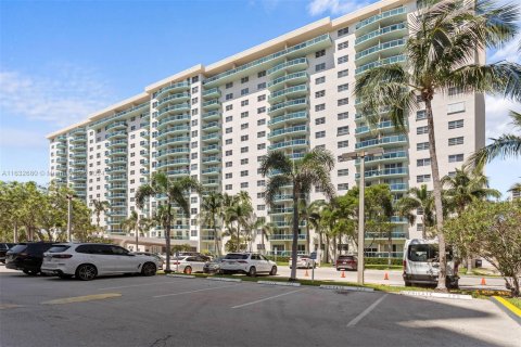 Condominio en venta en Sunny Isles Beach, Florida, 1 dormitorio, 92.9 m2 № 1293641 - foto 18