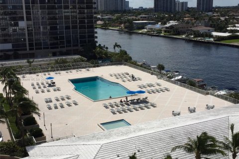 Condo in Hallandale Beach, Florida, 1 bedroom  № 1057771 - photo 15