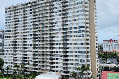 Condo in Hallandale Beach, Florida, 1 bedroom  № 1057771 - photo 22