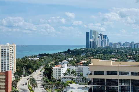 Condo in Hallandale Beach, Florida, 1 bedroom  № 1057771 - photo 1