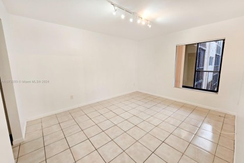 Condo in Miami, Florida, 1 bedroom  № 1396062 - photo 9