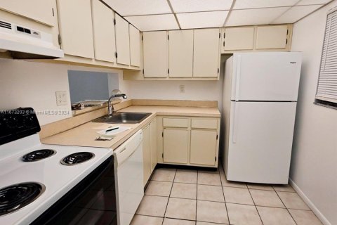 Condo in Miami, Florida, 1 bedroom  № 1396062 - photo 2