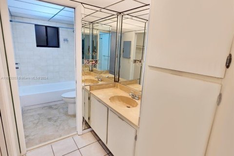 Condo in Miami, Florida, 1 bedroom  № 1396062 - photo 13