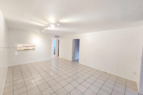 Condo in Miami, Florida, 1 bedroom  № 1396062 - photo 5