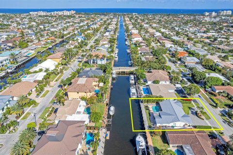 House in Lighthouse Point, Florida 4 bedrooms, 208.66 sq.m. № 1040951 - photo 24