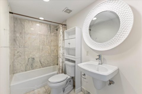 Condo in Miami Beach, Florida, 1 bedroom  № 1210066 - photo 20