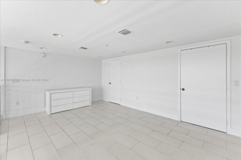 Condo in Miami Beach, Florida, 1 bedroom  № 1210066 - photo 25