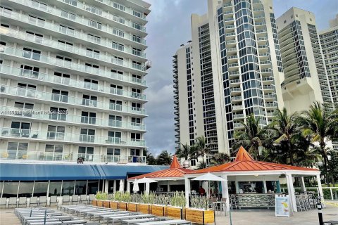 Condominio en venta en Sunny Isles Beach, Florida, 33.44 m2 № 1305934 - foto 11