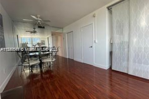 Condominio en venta en Miami Beach, Florida, 1 dormitorio, 55.74 m2 № 1033430 - foto 16