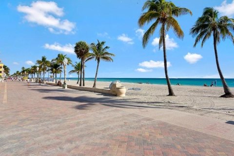 Condo in Hollywood, Florida, 1 bedroom  № 1050284 - photo 5