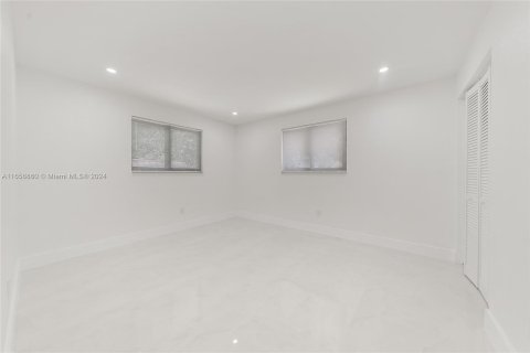 House in Miami, Florida 4 bedrooms, 121.05 sq.m. № 1357093 - photo 13