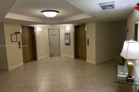 Copropriété à vendre à Pembroke Pines, Floride: 2 chambres, 91.04 m2 № 1357047 - photo 14