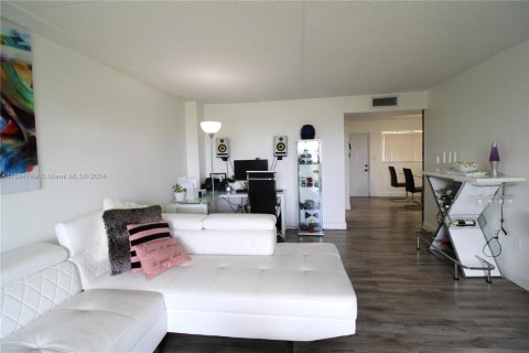 Condominio en venta en Miramar, Florida, 2 dormitorios, 96.62 m2 № 1187481 - foto 15