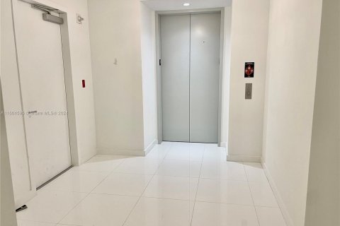 Condominio en venta en Miami, Florida, 1 dormitorio, 108.6 m2 № 1225405 - foto 9