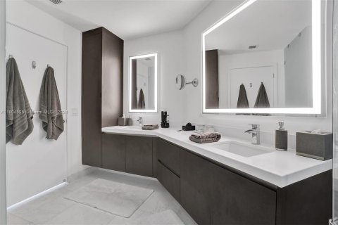 Condo in Miami, Florida, 1 bedroom  № 1225405 - photo 5