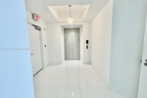 Condominio en venta en Miami, Florida, 1 dormitorio, 108.6 m2 № 1225405 - foto 10