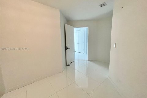 Condo in Miami, Florida, 1 bedroom  № 1225405 - photo 11