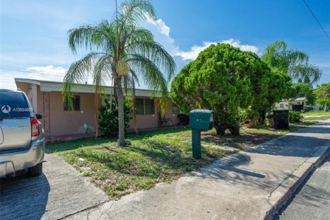 Commercial property in Lake Worth, Florida 150.87 sq.m. № 1187322 - photo 2