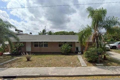 Commercial property in Lake Worth, Florida 150.87 sq.m. № 1187322 - photo 3