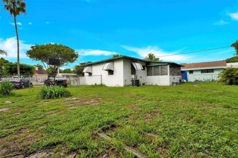 House in Miami, Florida 8 bedrooms, 79.15 sq.m. № 1327634 - photo 4