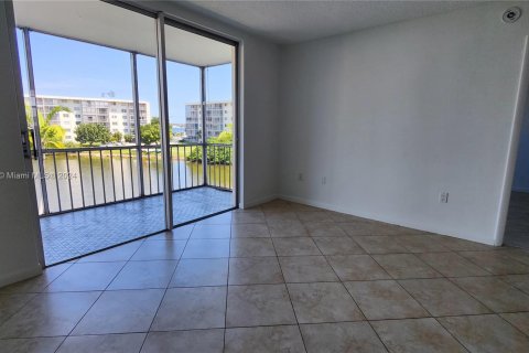 Condo in Aventura, Florida, 1 bedroom  № 1241278 - photo 3