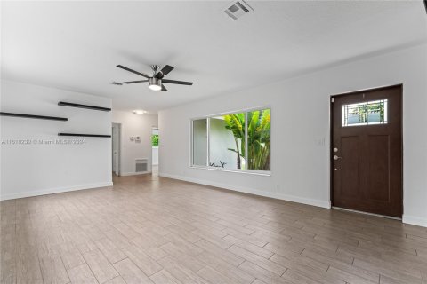 House in Fort Lauderdale, Florida 2 bedrooms, 114.36 sq.m. № 1241277 - photo 5