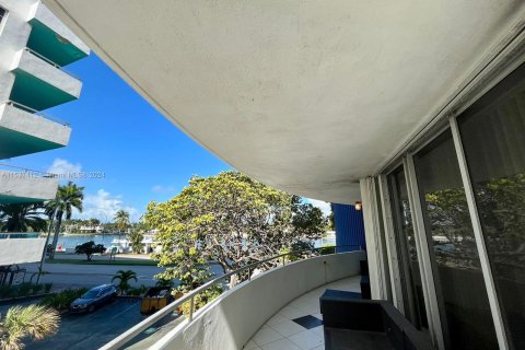 Condo in Miami Beach, Florida, 2 bedrooms  № 1021710 - photo 16