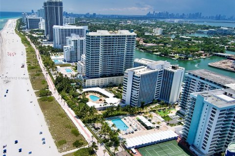 Condo in Miami Beach, Florida, 2 bedrooms  № 1021710 - photo 1