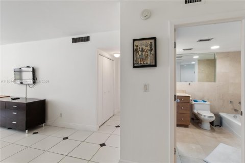 Condo in Miami Beach, Florida, 2 bedrooms  № 1021710 - photo 14