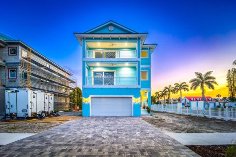 House in Hutchinson Island South, Florida 3 bedrooms, 280.75 sq.m. № 1079685 - photo 25