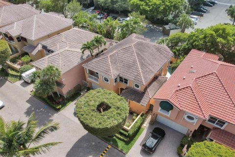 Villa ou maison à vendre à Aventura, Floride: 3 chambres, 221.11 m2 № 1031321 - photo 2