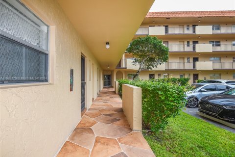 Condominio en venta en Lauderhill, Florida, 2 dormitorios № 1031271 - foto 9