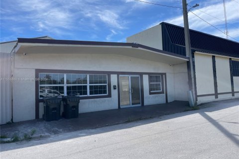 Commercial property in Clewiston, Florida № 1077371 - photo 1