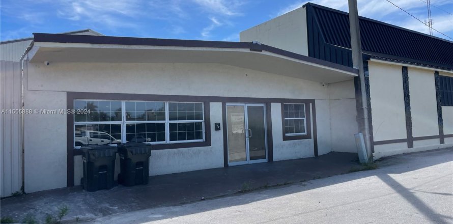 Commercial property in Clewiston, Florida № 1077371