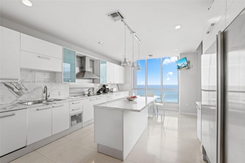 Condo in Miami Beach, Florida, 3 bedrooms  № 1345815 - photo 15