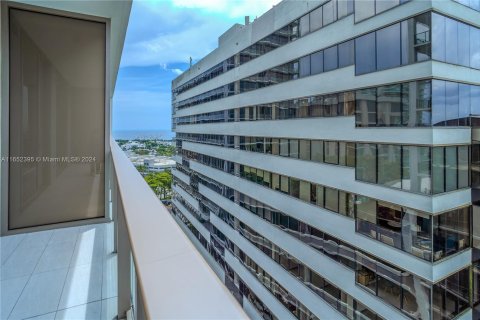 Condo in Miami, Florida, 1 bedroom  № 1345734 - photo 1